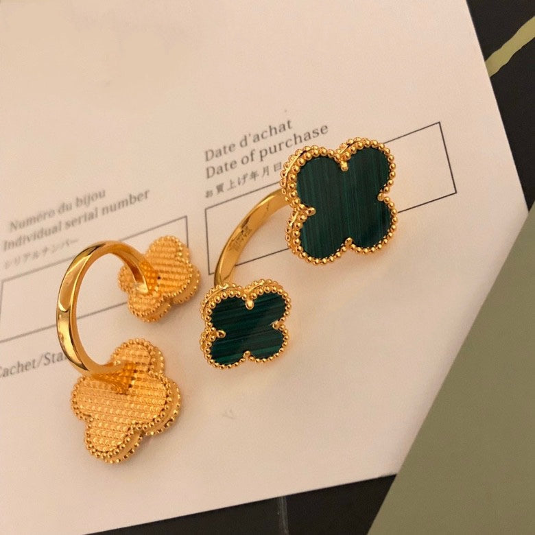 [Leaves]CLOVER BETWEEN THE FINGER RING