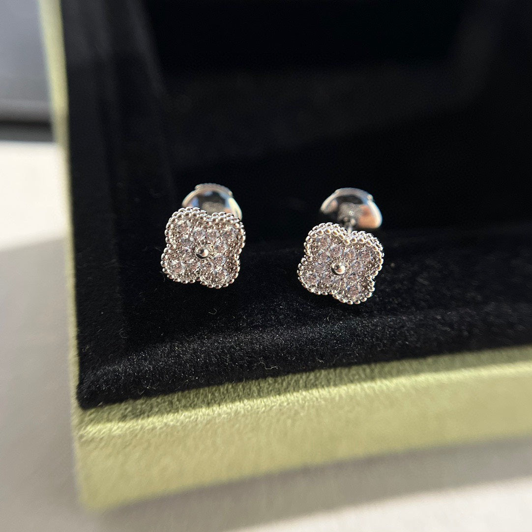 [Leaves]CLOVER MINI DIAMOND STUD EARRINGS