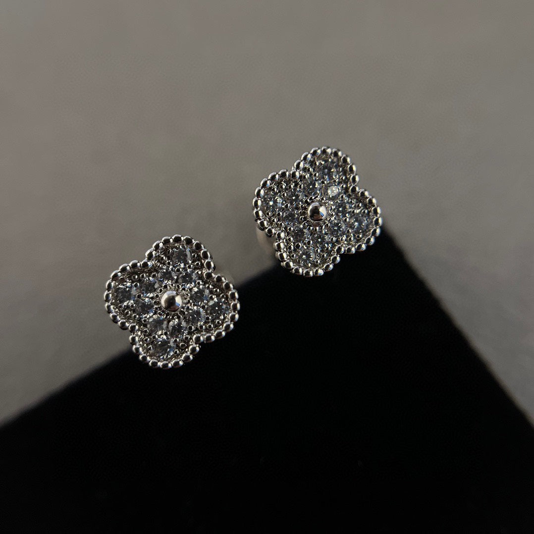 [Leaves]CLOVER MINI DIAMOND STUD EARRINGS