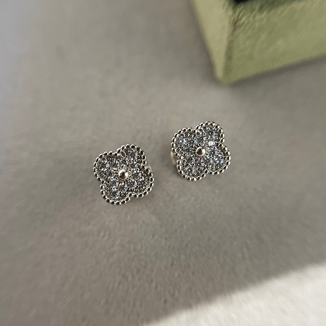 [Leaves]CLOVER MINI DIAMOND STUD EARRINGS