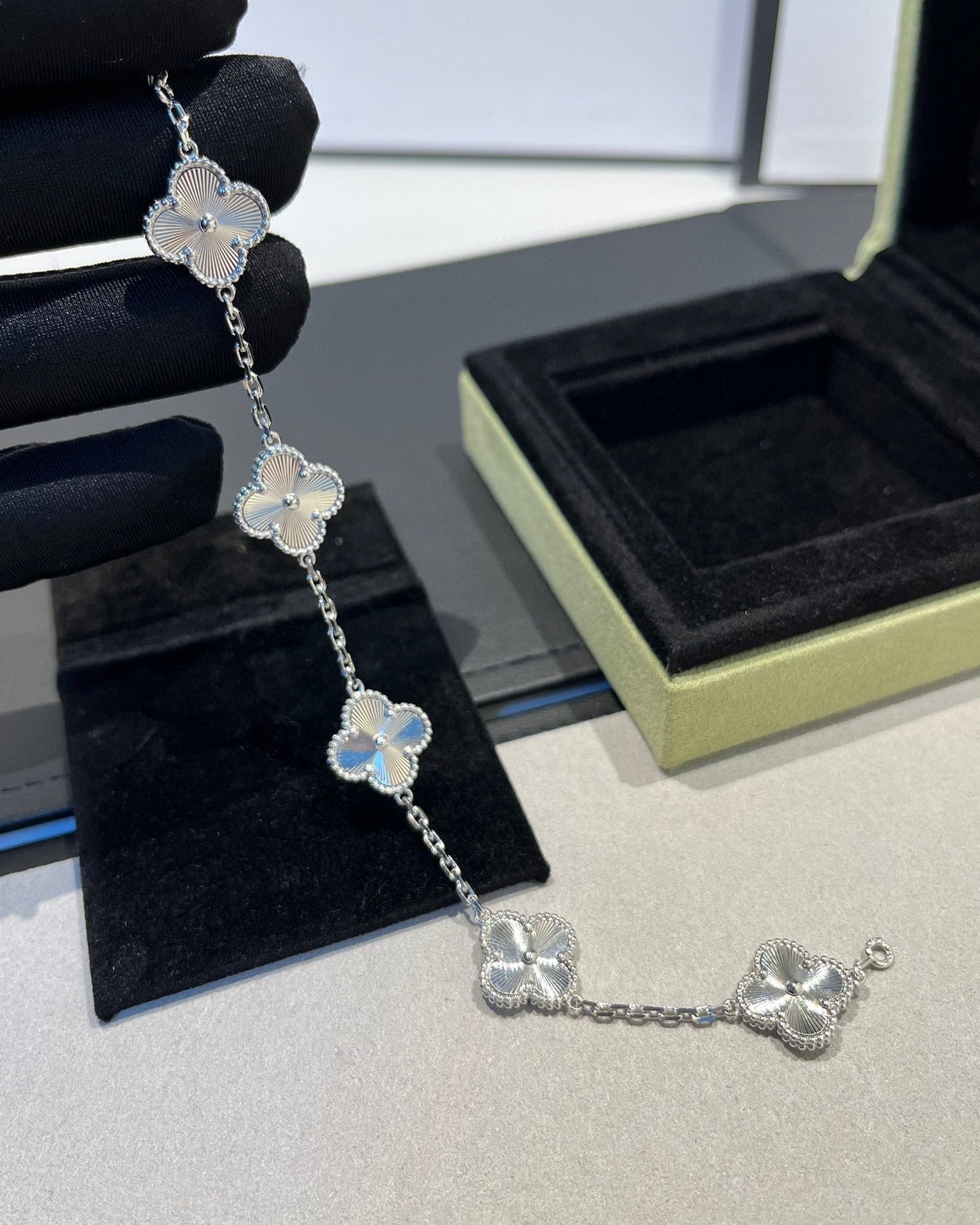 [Leaves]LUCKY CLOVER 5-MOTIF BRACELET - LASER COLLECTION