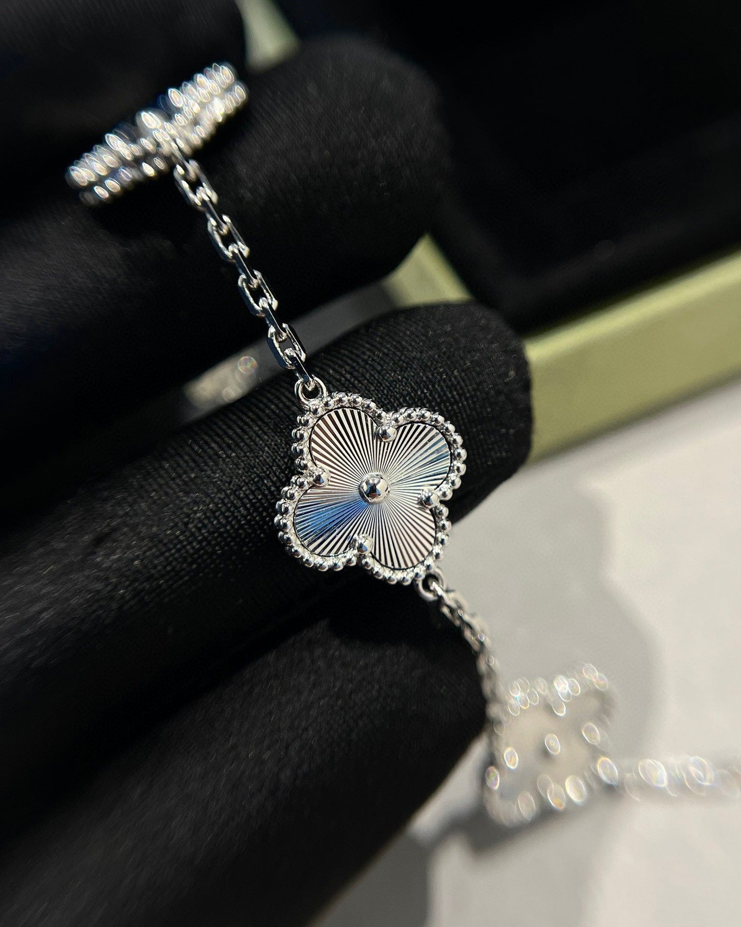 [Leaves]LUCKY CLOVER 5-MOTIF BRACELET - LASER COLLECTION