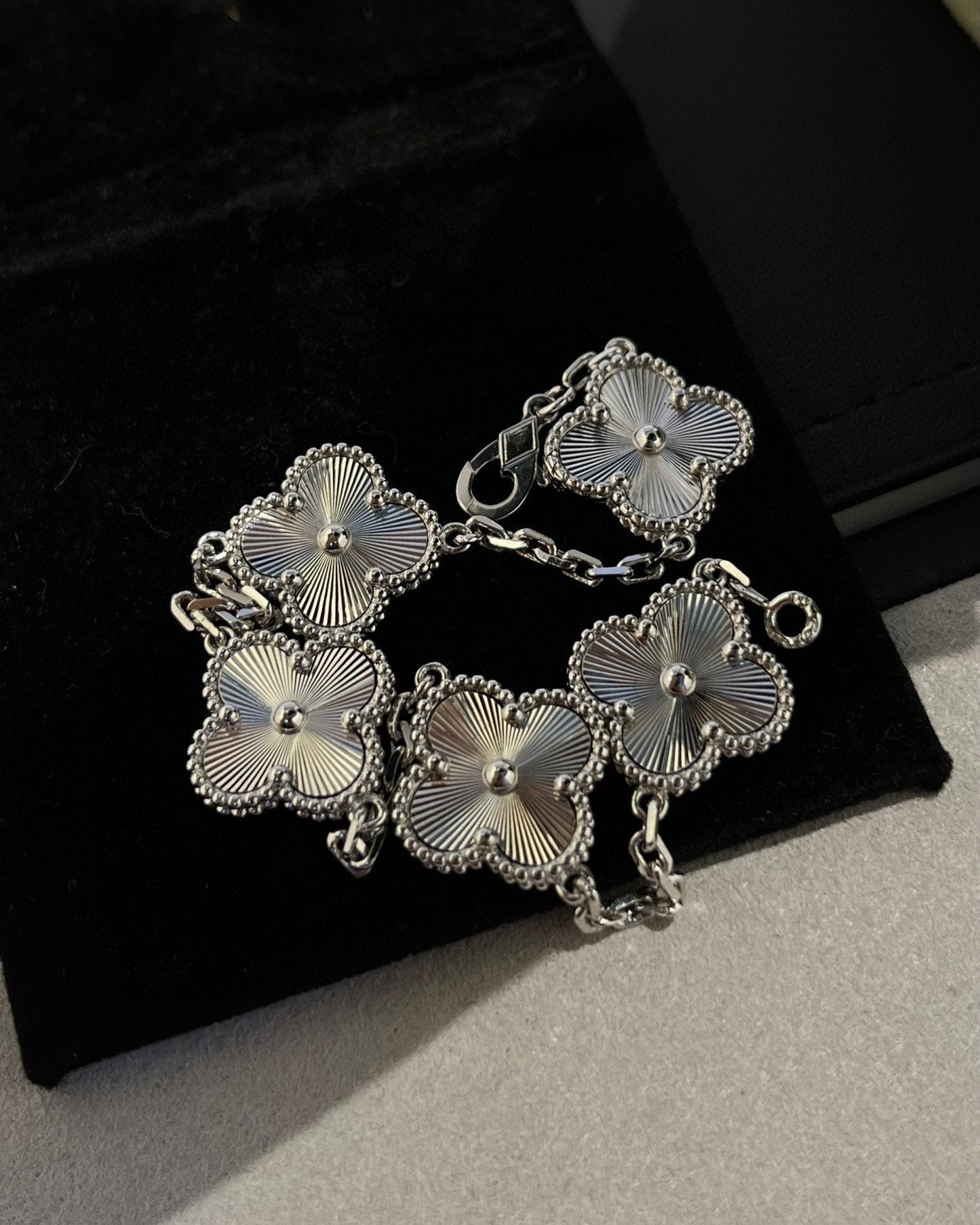 [Leaves]LUCKY CLOVER 5-MOTIF BRACELET - LASER COLLECTION