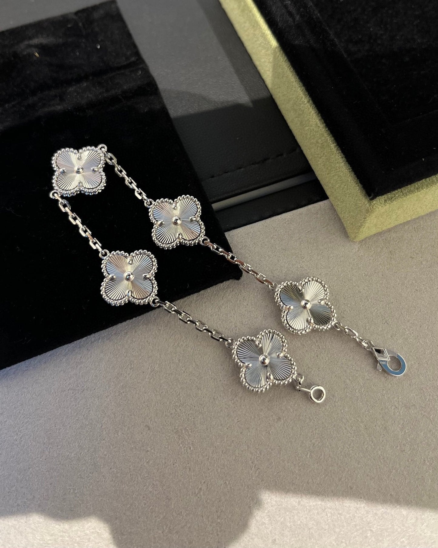 [Leaves]LUCKY CLOVER 5-MOTIF BRACELET - LASER COLLECTION