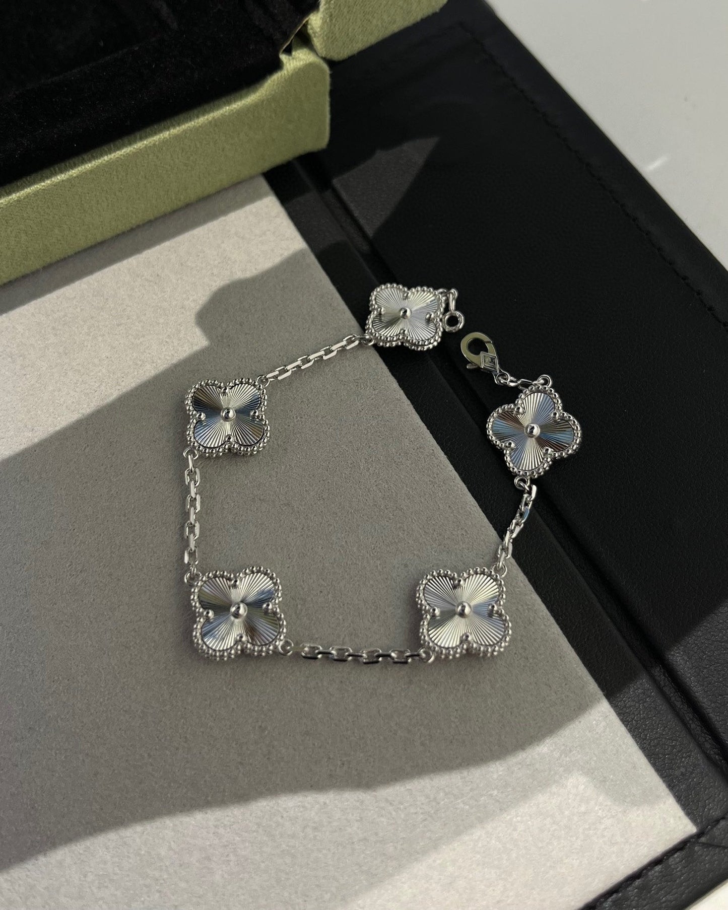 [Leaves]LUCKY CLOVER 5-MOTIF BRACELET - LASER COLLECTION