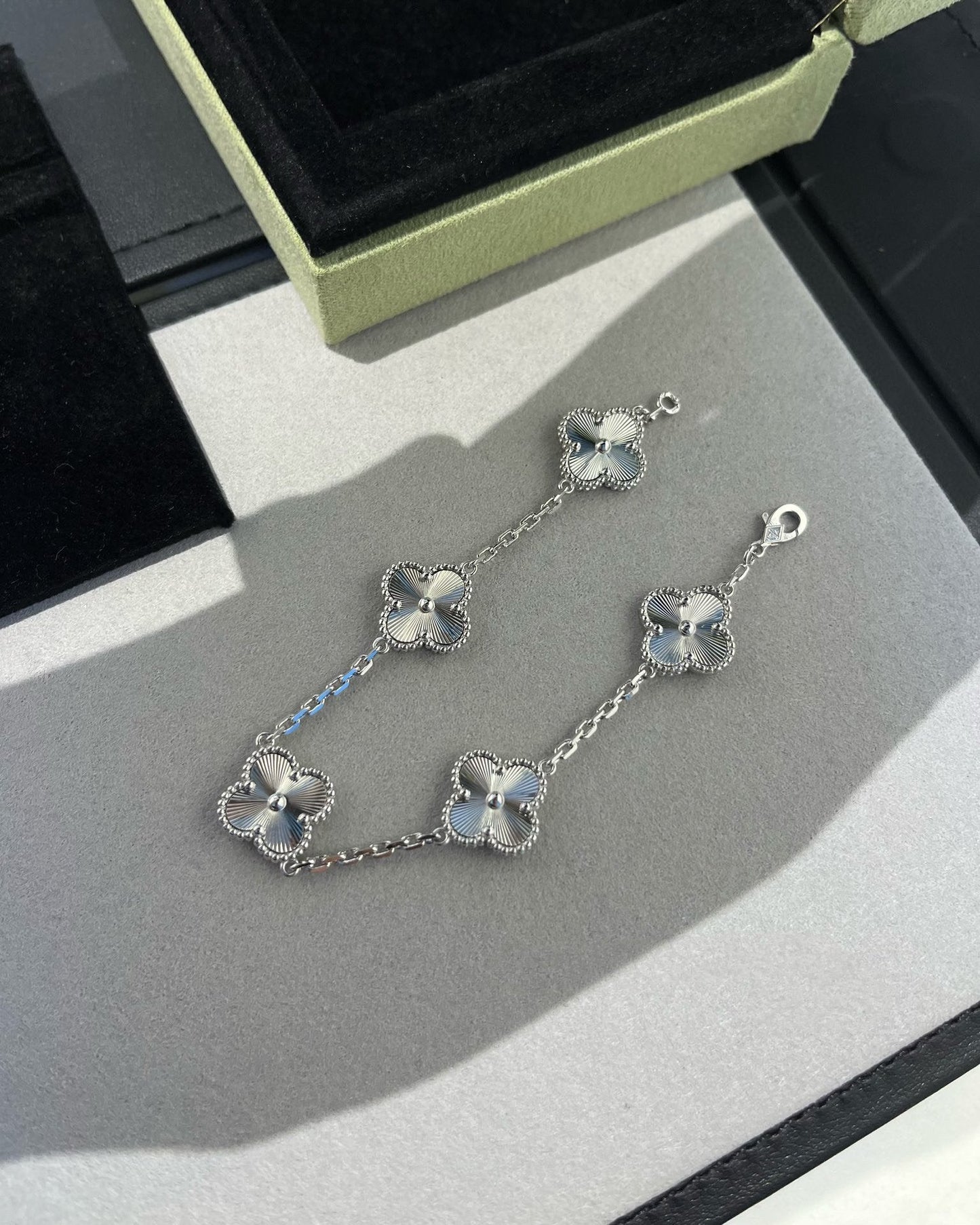 [Leaves]LUCKY CLOVER 5-MOTIF BRACELET - LASER COLLECTION